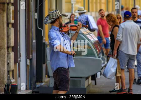 Nizza, Francia - 28 maggio 2023: Musicista di strada, violinista elettrico, suonatore per turisti nel centro della città vecchia, Vieille Ville Foto Stock