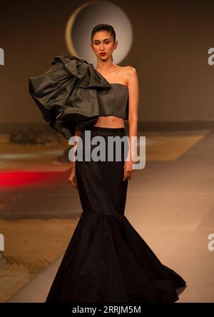 220729 -- NEW DELHI, 29 luglio 2022 -- Un modello mostra una creazione della designer indiana Siddartha Tytler durante la FDCI India Couture Week a New Delhi, India, il 29 luglio 2022. INDIA-NUOVA DELHI-SFILATA DI MODA-SETTIMANA MODA JAVEDXDAR PUBLICATIONXNOTXINXCHN Foto Stock