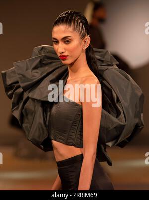 220729 -- NEW DELHI, 29 luglio 2022 -- Un modello mostra una creazione della designer indiana Siddartha Tytler durante la FDCI India Couture Week a New Delhi, India, il 29 luglio 2022. INDIA-NUOVA DELHI-SFILATA DI MODA-SETTIMANA MODA JAVEDXDAR PUBLICATIONXNOTXINXCHN Foto Stock