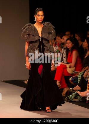 220729 -- NEW DELHI, 29 luglio 2022 -- Un modello mostra una creazione della designer indiana Siddartha Tytler durante la FDCI India Couture Week a New Delhi, India, il 29 luglio 2022. INDIA-NUOVA DELHI-SFILATA DI MODA-SETTIMANA MODA JAVEDXDAR PUBLICATIONXNOTXINXCHN Foto Stock