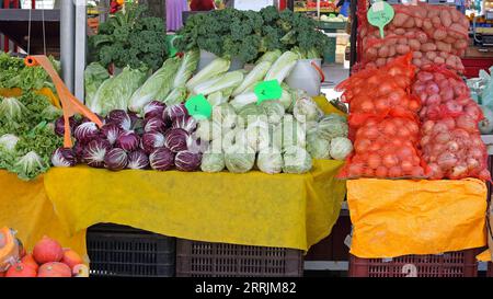 Cavolo di Radicchio e verdure a foglia al mercato agricolo di Lubiana in Slovenia Foto Stock