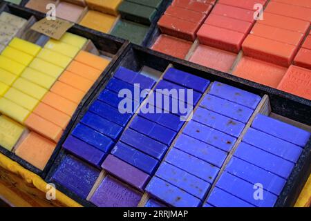 Nizza, Francia - 28 maggio 2023: Lavanda naturale colorata, viola, arancio, rosa e altro sapone profumato di Marsiglia al mercato di Cours Saleya Foto Stock