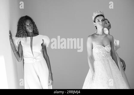 La modella indossa un abito da sposa Esther Noriega durante la presentazione della collezione OMNIA alla settimana della moda di Madrid. 8 settembre 2023 Spagna (foto di Oscar Gonzalez/Sipa USA) (foto di Oscar Gonzalez/Sipa USA) Foto Stock