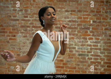 La modella indossa un abito da sposa Esther Noriega durante la presentazione della collezione OMNIA alla settimana della moda di Madrid. 8 settembre 2023 Spagna (foto di Oscar Gonzalez/Sipa USA) (foto di Oscar Gonzalez/Sipa USA) Foto Stock