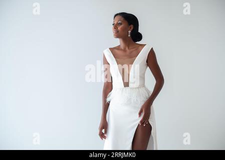 La modella indossa un abito da sposa Esther Noriega durante la presentazione della collezione OMNIA alla settimana della moda di Madrid. 8 settembre 2023 Spagna (foto di Oscar Gonzalez/Sipa USA) (foto di Oscar Gonzalez/Sipa USA) Foto Stock