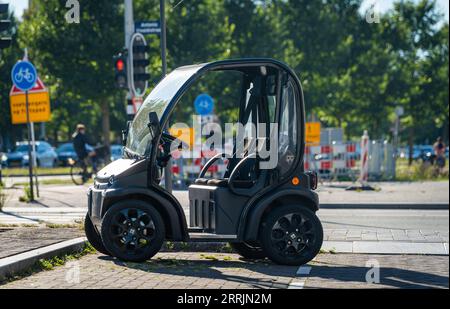 Amsterdam, Paesi Bassi, 06.09.2023, micro auto elettrica a due posti senza porta Birò Estrima parcheggiata in strada Foto Stock