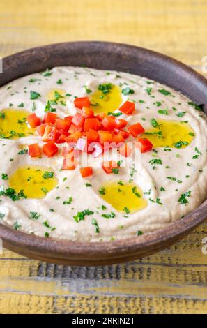 Ciotola di melanzane Moutabal levantina sorseggiare guarnita con pepe rosso Foto Stock