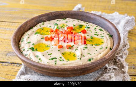 Ciotola di melanzane Moutabal levantina sorseggiare guarnita con pepe rosso Foto Stock