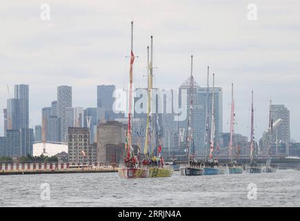 220731 -- LONDRA, 31 luglio 2022 -- Qingdao 1st L e Punta del Este 2nd L partecipano alla parata di vela ai Royal Docks di Londra, Gran Bretagna, 30 luglio 2022. Qingdao ha guidato una parata di vela sabato dopo aver terminato come vincitore assoluto della stagione 2019-20 Clipper Round the World Yacht Race. Sanya e Zhuhai, le altre due barche che rappresentano le città cinesi, finirono rispettivamente sesto e nono. SPBRITAIN-LONDON-CLIPPER YACHT RACE LixYing PUBLICATIONxNOTxINxCHN Foto Stock