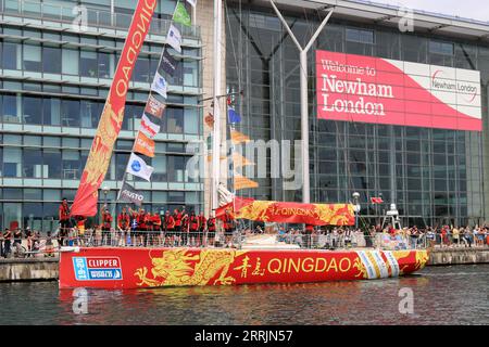 220731 -- LONDRA, 31 luglio 2022 -- Qingdao partecipa alla parata di vela presso i Royal Docks di Londra, Gran Bretagna, 30 luglio 2022. Qingdao ha guidato una parata di vela sabato dopo aver terminato come vincitore assoluto della stagione 2019-20 Clipper Round the World Yacht Race. Sanya e Zhuhai, le altre due barche che rappresentano le città cinesi, finirono rispettivamente sesto e nono. SPBRITAIN-LONDON-CLIPPER YACHT RACE LixYing PUBLICATIONxNOTxINxCHN Foto Stock