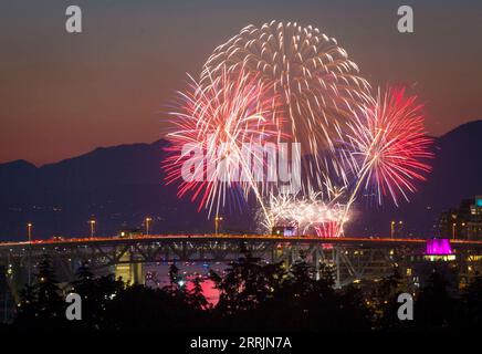 220731 -- VANCOUVER, 31 luglio 2022 -- i fuochi d'artificio presentati dal team Spain illuminano il cielo durante la 30a celebrazione annuale della luce a English Bay a Vancouver, British Columbia, Canada, il 30 luglio 2022. Foto di /Xinhua CANADA-VANCOUVER-FIREWORKS LiangxSen PUBLICATIONxNOTxINxCHN Foto Stock