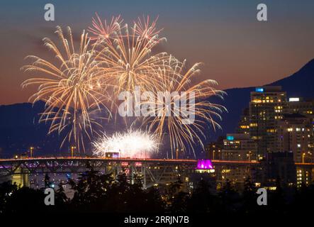 220731 -- VANCOUVER, 31 luglio 2022 -- i fuochi d'artificio presentati dal team Spain illuminano il cielo durante la 30a celebrazione annuale della luce a English Bay a Vancouver, British Columbia, Canada, il 30 luglio 2022. Foto di /Xinhua CANADA-VANCOUVER-FIREWORKS LiangxSen PUBLICATIONxNOTxINxCHN Foto Stock