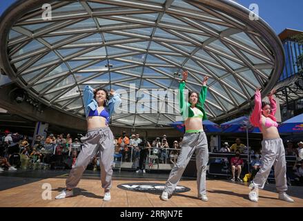 220731 -- VANCOUVER, 31 luglio 2022 -- i ballerini di strada si esibiscono durante il 10 ° Vancouver Street Dance Festival a Robson Square a Vancouver, British Columbia, Canada, il 30 luglio 2022. Foto di /Xinhua CANADA-VANCOUVER-STREET DANCE FESTIVAL LiangxSen PUBLICATIONxNOTxINxCHN Foto Stock