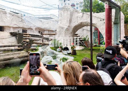 220731 -- MOSCA, 31 luglio 2022 -- i visitatori guardano il gigantesco panda Ding Ding allo zoo di Mosca, capitale della Russia, il 31 luglio 2022. Lo zoo di Mosca domenica ha celebrato i compleanni di due panda giganti Ding Ding e Ru Yi. Ru Yi maschio di sei anni è nato il 31 luglio 2016, mentre Ding Ding Ding è nata il 30 luglio 2017. La coppia arrivò a Mosca nel 2019 dalla provincia sudoccidentale cinese del Sichuan per un programma di ricerca congiunto di 15 anni. RUSSIA-MOSCA-PANDA GIGANTE-FESTA-COMPLEANNO-BAIXXUEQI PUBLICATIONXNOTXINXCHN Foto Stock