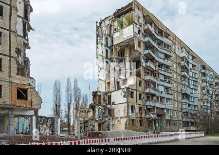 Casa residenziale di nove piani ha fatto saltare in aria il razzo balistico russo nella città di Dnipro, nell'area residenziale di Pobeda in Ucraina. Fuoco di razzi da parte dell'invasore russo Foto Stock