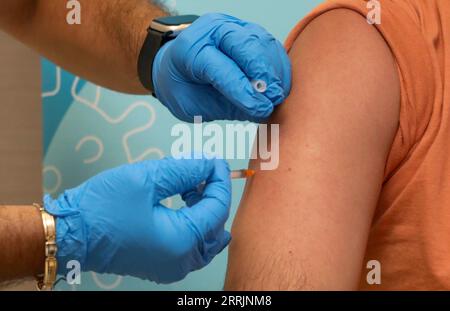 220801 -- TEL AVIV, 1 agosto 2022 -- Una persona è vaccinata contro il vaiolo monkeyale al centro medico Clalit di Tel Aviv, Israele, il 31 luglio 2022. Gideon Markowicz/JINI via Xinhua ISRAEL-TEL AVIV-MONKEYPOX-VACCINE WangxZhuolun PUBLICATIONxNOTxINxCHN Foto Stock