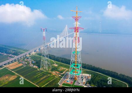 220801 -- HEFEI, 1 agosto 2022 -- foto aerea scattata il 1 agosto 2022 mostra una torre di trasmissione a lunga campata del progetto di trasmissione di energia ad alta tensione UHV di Baihetan-Zhejiang dal fiume Yangtze a Chizhou, nella provincia di Anhui nella Cina orientale. La costruzione della struttura principale di una torre di trasmissione a lunga campata di 345 metri di altezza del progetto di trasmissione di potenza UHV Baihetan-Zhejiang è stata completata qui lunedì. Foto di /Xinhua CHINA-ANHUI-BAIHETAN-ZHEJIANG POWER TRANSMISSION PROJECT-TRANSMISSION TOWER CN ZhengxXianlie PUBLICATIONxNOTxINxCHN Foto Stock