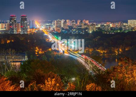 Vista notturna della città con semafori sull'autostrada Foto Stock