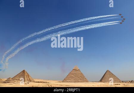 Bilder des Jahres 2022, News 08 August News Themen der Woche KW31 News Bilder des Tages 220803 -- CAIRO, 3 agosto 2022 -- aerei eseguono acrobazie durante lo spettacolo aereo delle piramidi 2022 presso il punto panoramico delle piramidi di Giza, Egitto, 3 agosto 2022. SPETTACOLO AEREO EGYPT-GIZA-PYRAMIDS 2022 WangxDongzhen PUBLICATIONxNOTxINxCHN Foto Stock