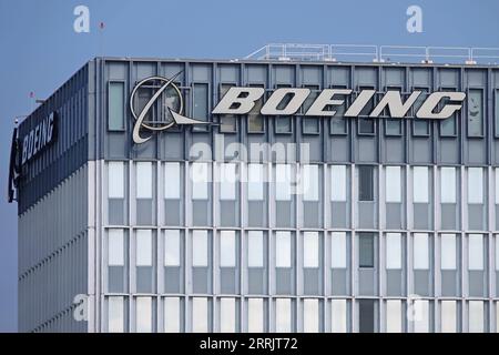 El Segundo, California, USA - 5 settembre 2023: Un logo Boeing è mostrato su un edificio del satellite Development Center di Los Angeles. Foto Stock
