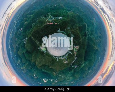 220806 -- GUIZHOU, 6 agosto 2022 -- foto aerea scattata il 28 agosto 2019 mostra una vista panoramica del telescopio radiofonico ferico di apertura della Cina di cinquecento metri VELOCE nella provincia di Guizhou nella Cina sud-occidentale. Situato in una depressione carsica naturale profonda e rotonda nella provincia di Guizhou nella Cina sud-occidentale, FAST ha iniziato l'operazione formale nel gennaio 2020 e ha ufficialmente aperto al mondo il 31 marzo 2021. Si ritiene che sia il radiotelescopio più sensibile al mondo. Con FAST, gli scienziati hanno identificato oltre 660 nuove pulsar. EyesonSci CHINA-GUIZHOU-ASTRONOMIA-FAST-TELESCOPE CN OuxDongqu PUBLICATIONxNOT Foto Stock