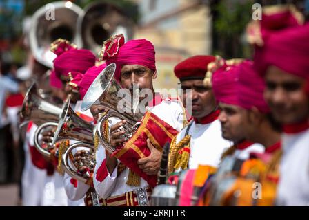 220809 -- NEW DELHI, 9 agosto 2022 -- i membri di una band locale si esibiscono durante una manifestazione in vista dell'Independence Day a nuova Delhi, India, 9 agosto 2022. Il giorno dell'indipendenza si celebra ogni anno il 15 agosto in India. INDIA-NUOVA DELHI-GIORNO DELL'INDIPENDENZA-RALLY JAVEDXDAR PUBLICATIONXNOTXINXCHN Foto Stock