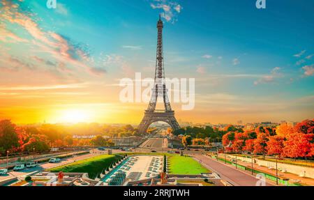 Parigi con la Torre Eiffel al tramonto Foto Stock
