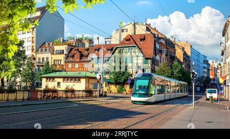 Tram moderno sulla strada di Strasburgo, Francia Foto Stock