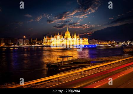 Bellissima vista di famosi luoghi di interesse di Budapest al tramonto Foto Stock