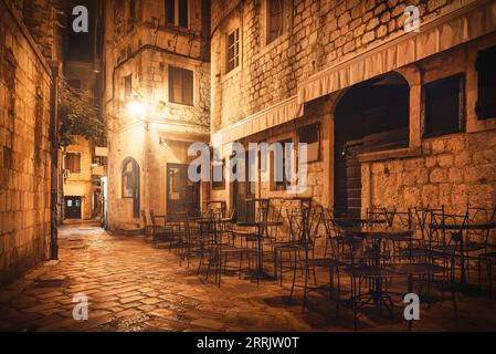 Caffè di strada nella città vecchia di Cattaro di notte Foto Stock