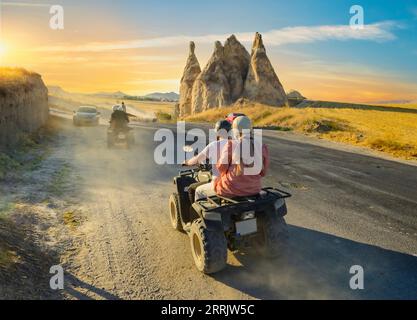 Quad ATV di fronte al paesaggio montano in Turchia Foto Stock