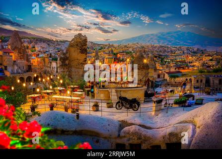 Città di Goreme al tramonto in Cappadocia, Anatolia Centrale, Turchia Foto Stock