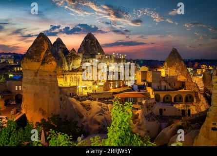 Città di Goreme al tramonto in Cappadocia, Anatolia Centrale, Turchia Foto Stock