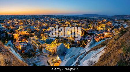 Città di Goreme al tramonto in Cappadocia, Anatolia Centrale, Turchia Foto Stock