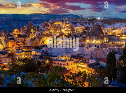 Città di Goreme al tramonto in Cappadocia, Anatolia Centrale, Turchia Foto Stock