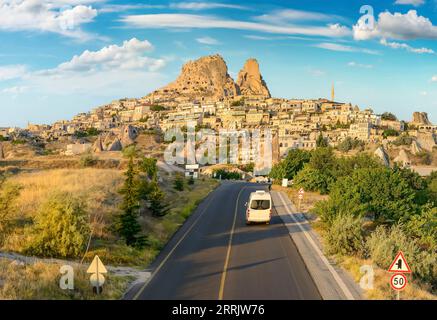 Il Castello di Uchisar nella formazione di roccia. Cappadocia. Nevsehir provincia. Turchia Foto Stock