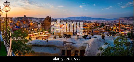 Città di Goreme al tramonto in Cappadocia, Anatolia Centrale, Turchia Foto Stock