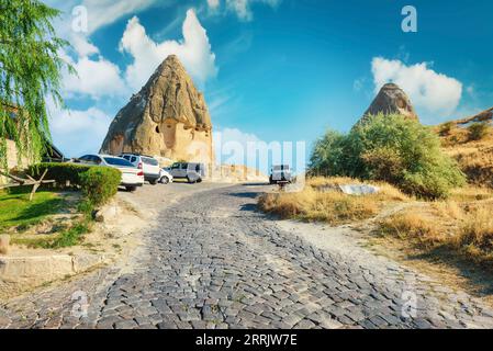 Strada di pietra in Cappadocia al tramonto. Città di Goreme Foto Stock