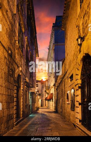 Strada di notte nella città vecchia di Kotor Foto Stock