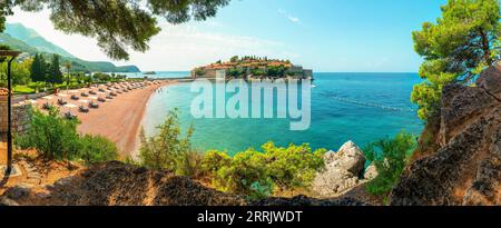 Panorama della spiaggia e dell'isola di Sveti Stefan Foto Stock