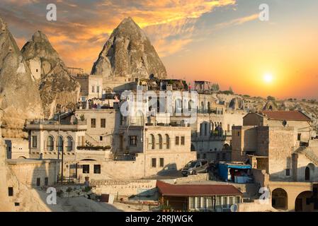 Rocce in Cappadocia all'alba in Turchia Foto Stock