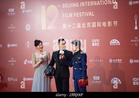 220813 -- PECHINO, 13 agosto 2022 -- l'attore Louis Koo C riceve un'intervista sul Red carpet del 12° Festival internazionale del cinema di Pechino, capitale della Cina, 12 agosto 2022. CHINA-BEIJING-INTERNATIONAL FILM FESTIVAL-RED CARPET CN CHENXZHONGHAO PUBLICATIONXNOTXINXCHN Foto Stock