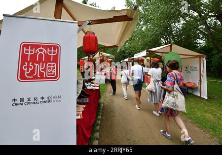 220814 -- BERLINO, 14 agosto 2022 -- le persone visitano gli stand espositivi cinesi durante il festival culturale Culture Meets Garden presso i Gardens of the World di Berlino, Germania, il 13 agosto 2022. Il festival si è tenuto qui dal 13 al 14 agosto. GERMANIA-BERLINO-FESTIVAL CULTURALE RenxPengfei PUBLICATIONxNOTxINxCHN Foto Stock