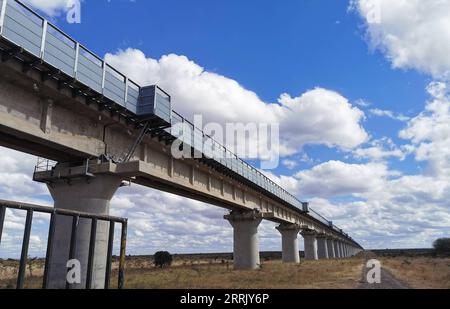 220814 -- NAIROBI, 14 agosto 2022 -- la foto scattata il 20 luglio 2022 mostra il ponte Super Major del Parco Nazionale di Nairobi dotato di deflettori antirumore lungo la ferrovia Mombasa-Nairobi a Nairobi, Kenya. /Handout via Xinhua Xinhua titoli: Ferrovie moderne di costruzione cinese abilitatore chiave per Vision 2030 Afristar PUBLICATIONxNOTxINxCHN del Kenya Foto Stock