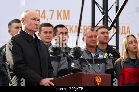 Arzamas, Russia. 8 settembre 2023. Il presidente russo Vladimir Putin pronuncia osservazioni mentre inaugura la sezione settentrionale del diametro di velocità di Mosca, nonché le sezioni dell'autostrada M-12 Est da Mosca ad Arzamas durante una cerimonia, l'8 settembre 2023, ad Arzamas, in Russia. Crediti: Mikhail Klimentyev/Cremlino Pool/Alamy Live News Foto Stock