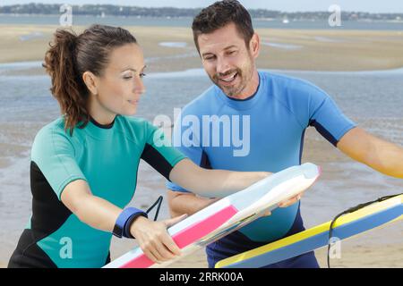 un paio di bodyboard surfers Foto Stock