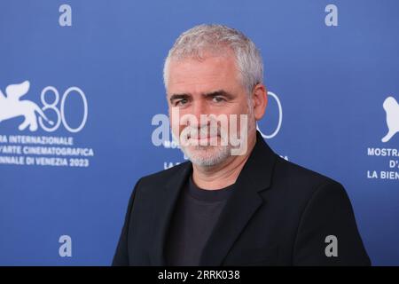 Lido di Venezia, Italia. 8 settembre 2023. Stephane Brize partecipa a una photocall per il film "Hors-Saison (fuori stagione)" al 80° Festival Internazionale del Cinema di Venezia l'8 settembre 2023 a Venezia, Italia. © foto: Cinzia Camela. Credito: Live Media Publishing Group/Alamy Live News Foto Stock