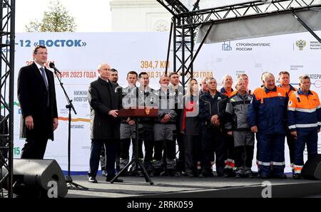 Arzamas, Russia. 8 settembre 2023. Il presidente russo Vladimir Putin pronuncia osservazioni mentre inaugura la sezione settentrionale del diametro di velocità di Mosca, nonché le sezioni dell'autostrada M-12 Est da Mosca ad Arzamas durante una cerimonia, l'8 settembre 2023, ad Arzamas, in Russia. Crediti: Mikhail Klimentyev/Cremlino Pool/Alamy Live News Foto Stock