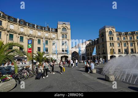 Germania, Baviera, Monaco, Karlsplatz, Stachus, rondel, fontana, turisti Foto Stock