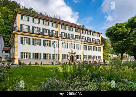 Bad Imnau si trova nella Valle Eyachtal ed è stato un centro di cura fino all'inizio del 2022, Haigerloch, Germania Foto Stock